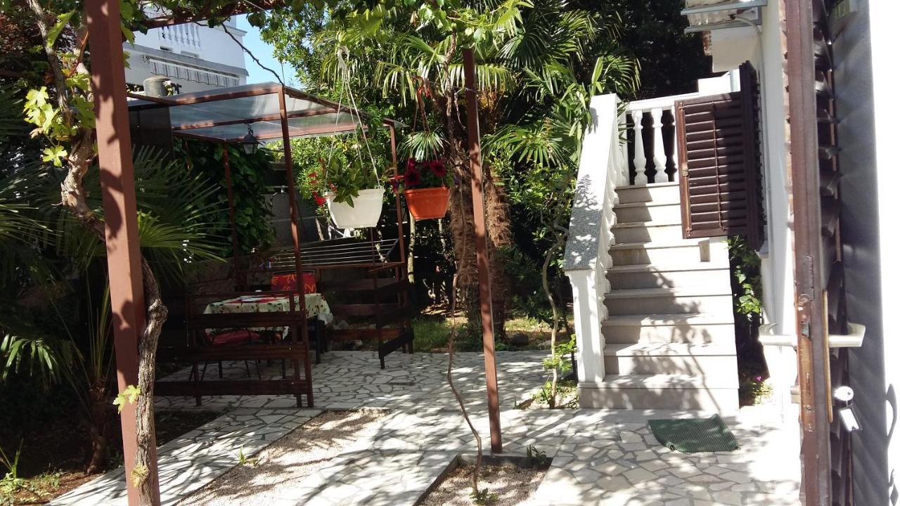 Apartments Karmelic Malinska Exterior foto